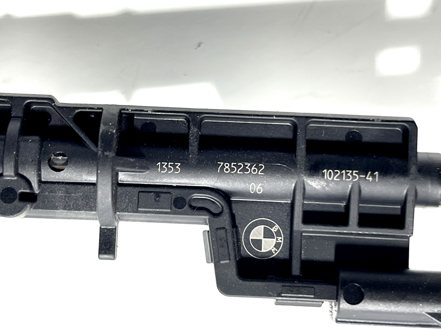 6916043