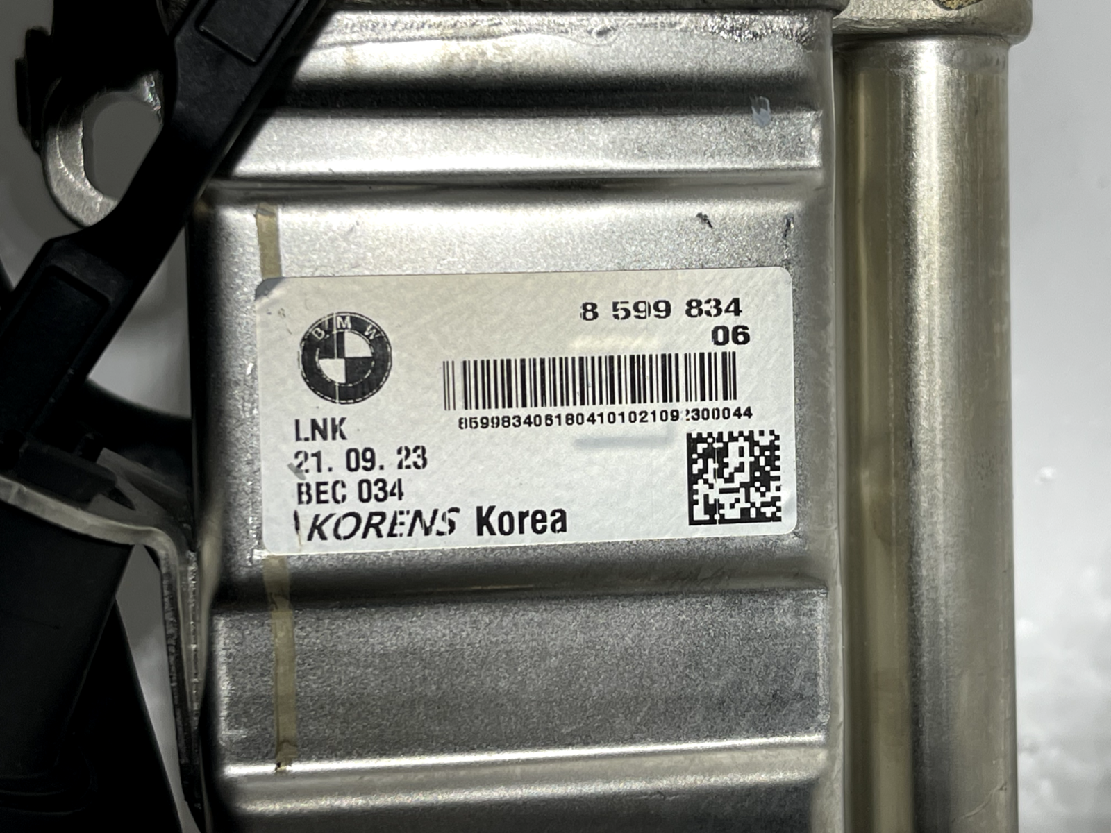 6916028